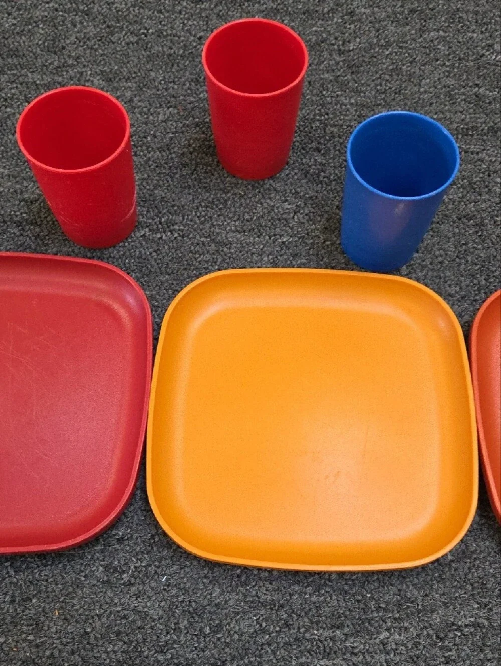 Tupperware four plates and five Cups